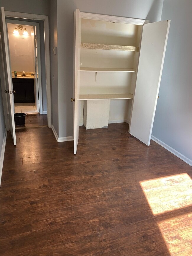 Building Photo - 7621 Longstreet Dr