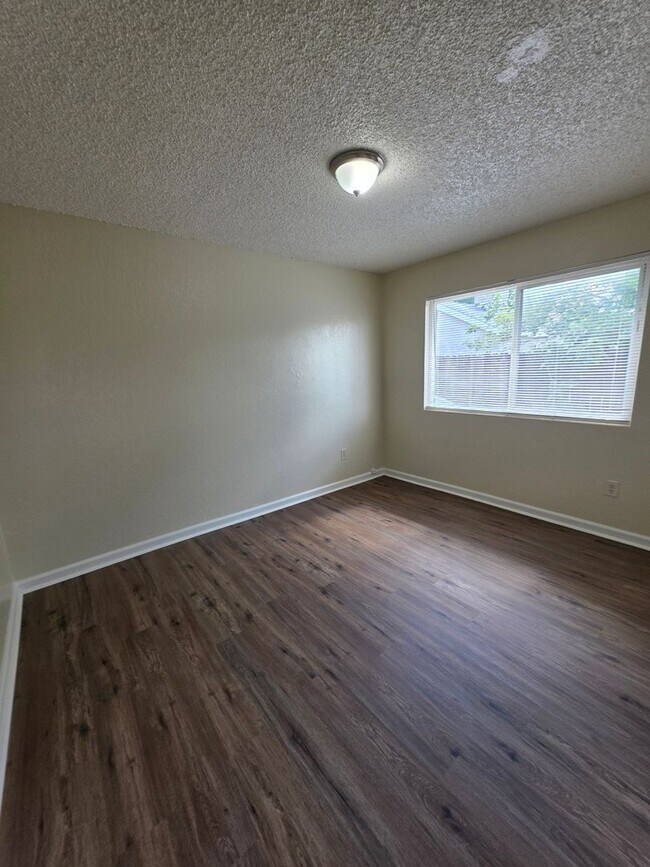 Building Photo - 2009 Oregon St