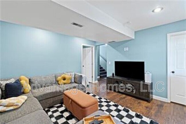 Building Photo - 11516 N Windsor Ave