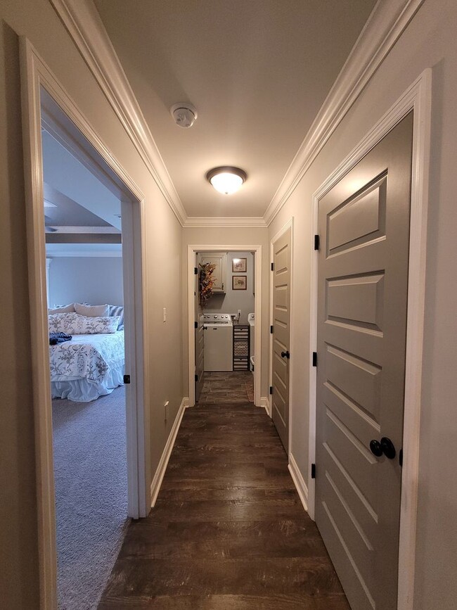 Building Photo - Beautiful 4BD/2BA Home with Screened Patio...