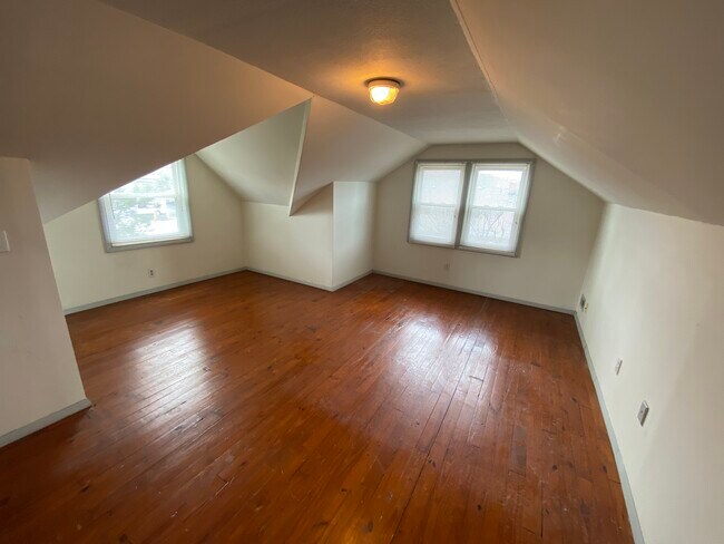 Building Photo - 141 E Sprague Rd