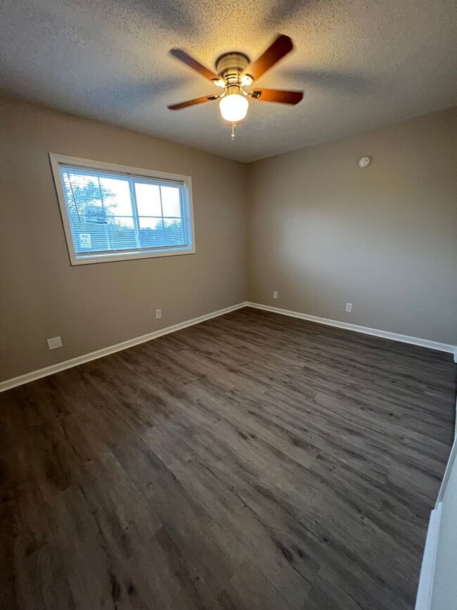 Building Photo - 1 Bedroom 1 Bath Remodeled Apartment