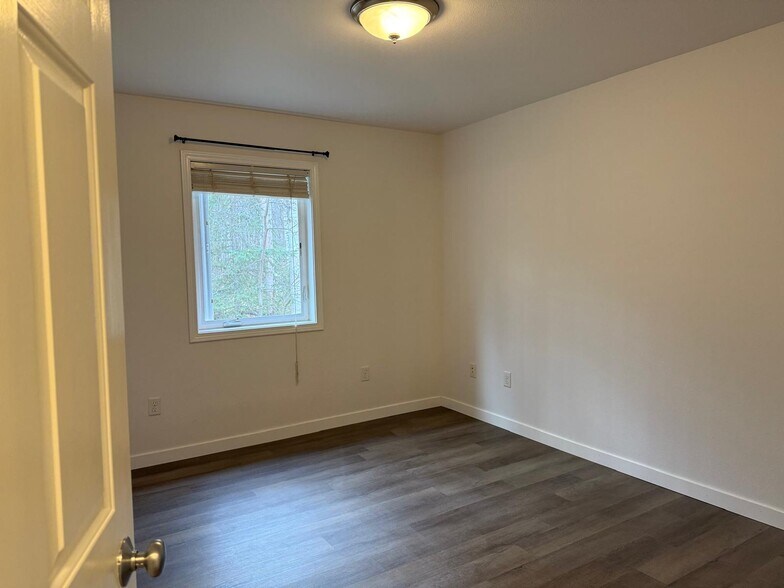 Room 1 - 20510 Wooded Hollow Cir