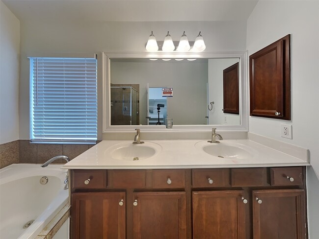 Building Photo - 2914 Crescent Oaks Park Ln