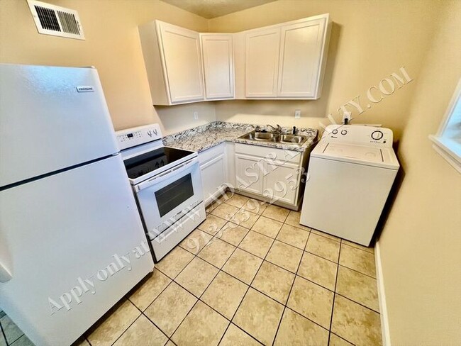 Building Photo - Like New 2 Bed 1 Bath Duplex in Grandview-Available NOW!!