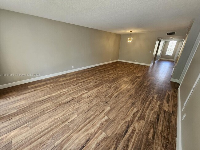 Building Photo - 302 Lakeview Dr