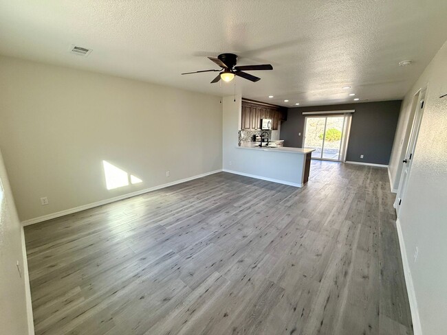 Building Photo - Modern 3 Bed, 2 Bath Home with Open Floor Plan & New Flooring – Fort Mohave- Available Now!