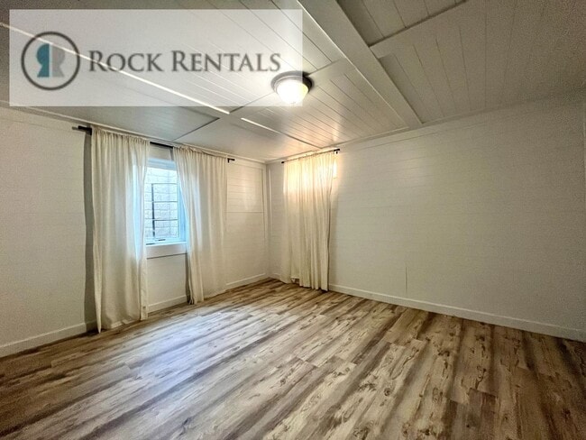 Building Photo - 3 Bed 2 Bath with a Basement Bonus Room