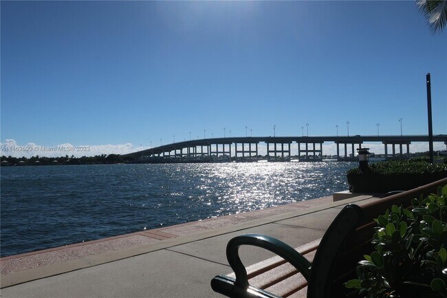 Building Photo - 2650 Lake Shore Dr