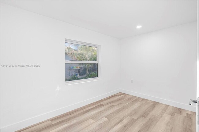 Building Photo - 216 NE 160th St