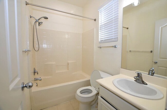 Building Photo - 4Br/3-1/2 bathroom Home