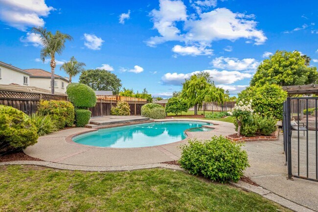 Building Photo - 464 Edelweiss Dr