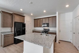Building Photo - Lehi Row End Townhouse w 2 car attached garage!