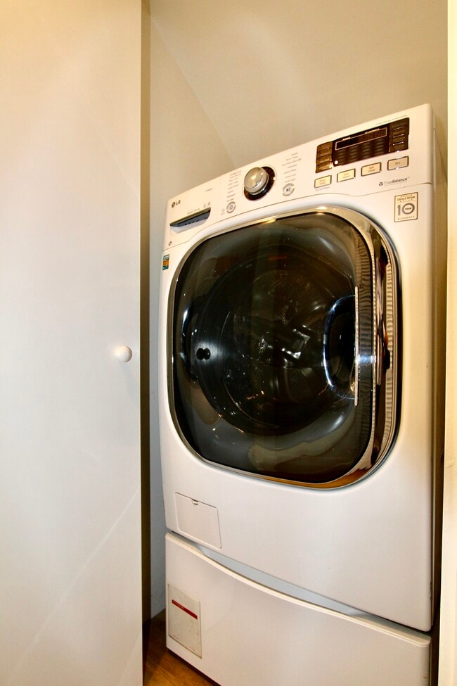 Unit Washer/Dryer - 2013 Cyprean Dr