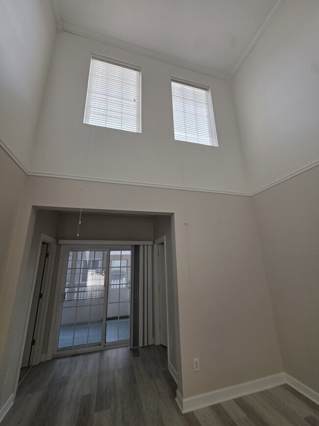 Building Photo - 1041 Fairway Ln