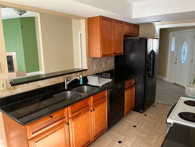 Building Photo - Spacious 3/3 home in Highlands