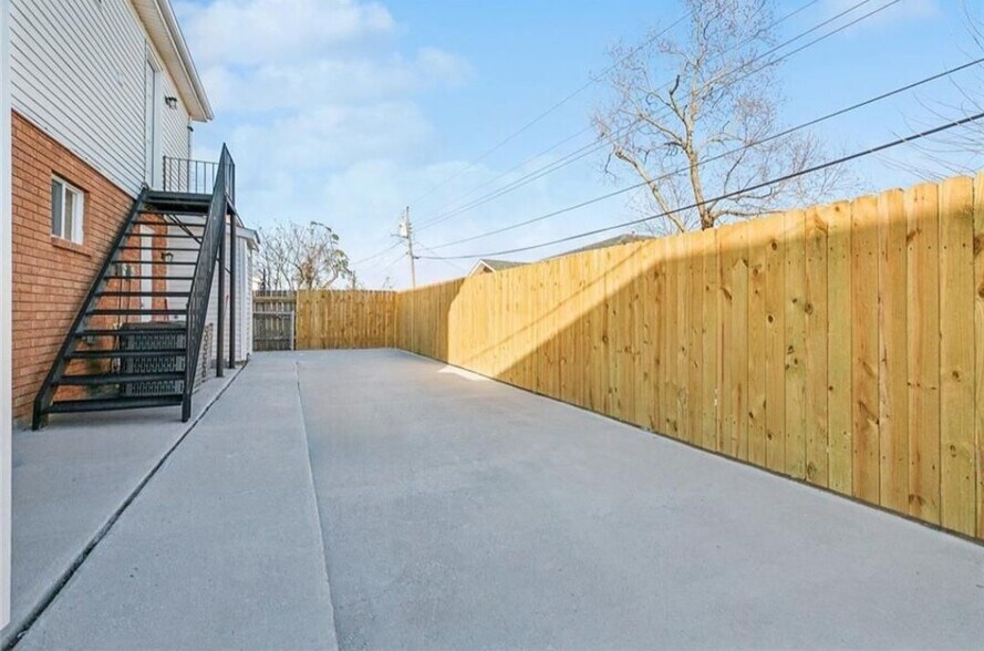 Building Photo - 2427 Octavia Dr