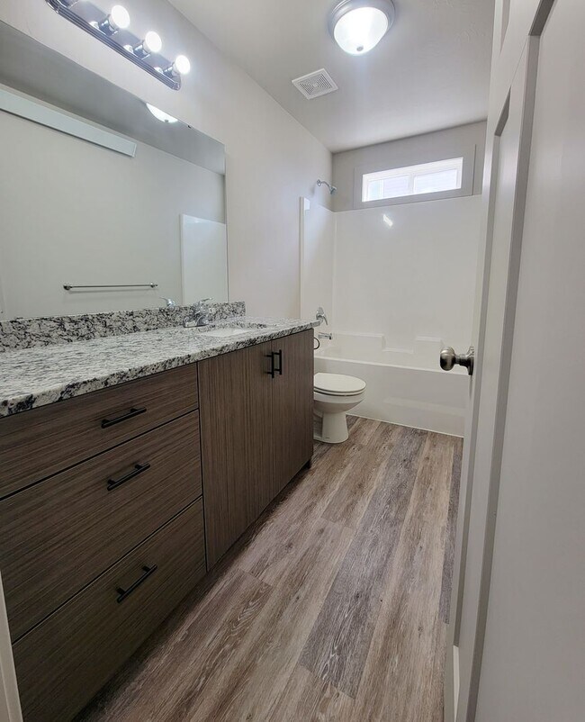 Building Photo - Modern and Open 3 Bedroom, 2 Bathroom Apartment for Rent in Idaho Falls by Real Property Manageme...