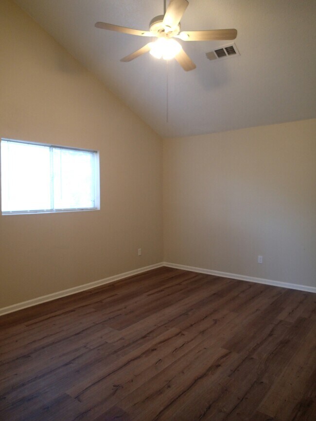 Building Photo - 671 Forest Loop