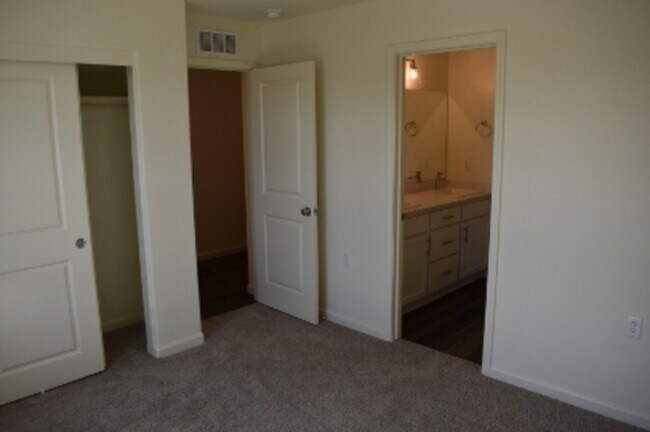 Building Photo - 641 Marshall Ln