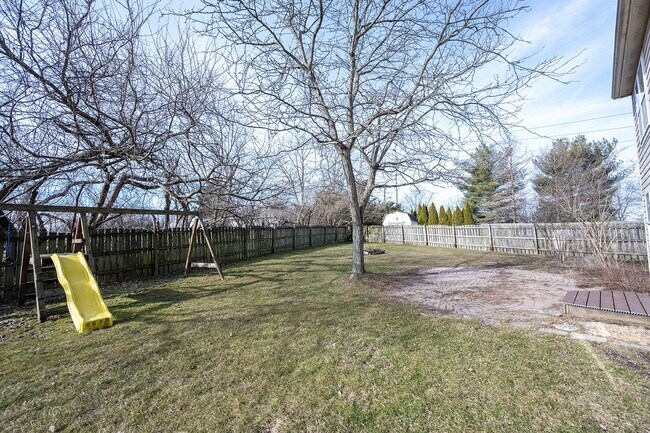 Building Photo - "Spacious 4-Bedroom Retreat with 2.5 Baths...