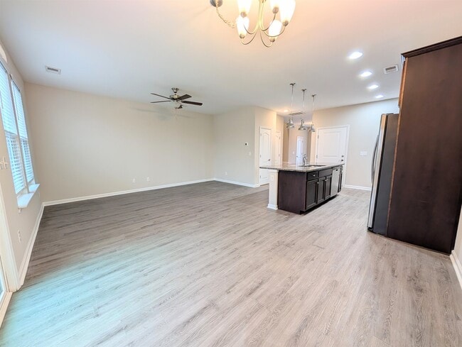 Building Photo - 129 Goldenrod Cir