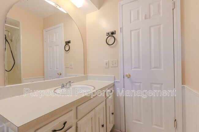 Building Photo - 809 Meadowgreen Dr