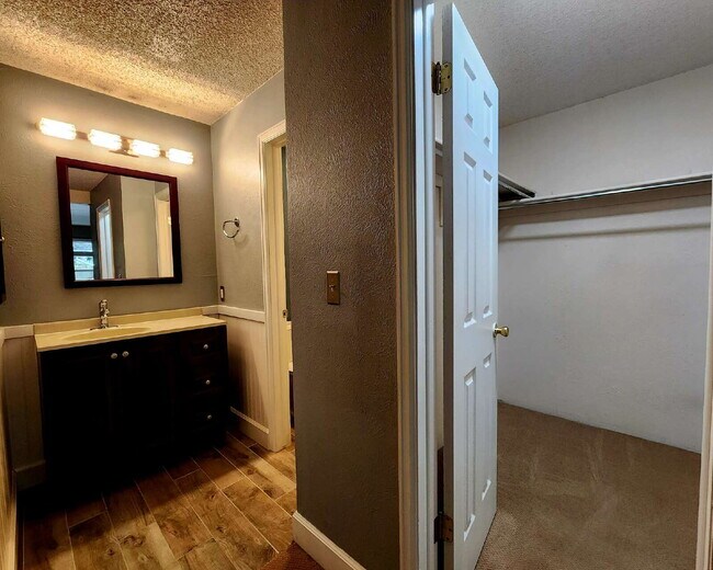 Building Photo - PRICE DROP!  Beautiful Ground Floor 2 Bed 2 Bath Condo! Sunroom!