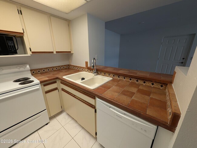Building Photo - 987 Sonesta Ave NE
