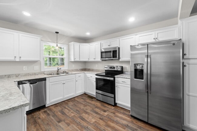 Building Photo - 370 Rossview Rd