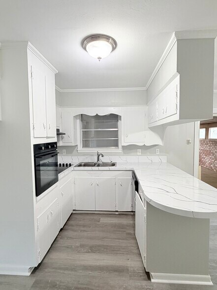 Building Photo - 2204 Greenway Dr
