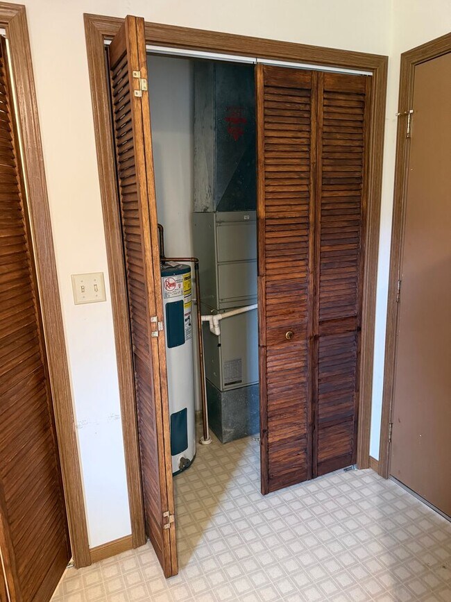 Building Photo - 2 bedroom 1 bathroom house