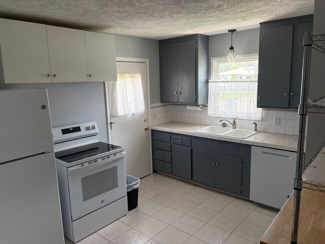 Building Photo - Newly Updated Home!