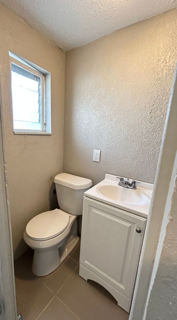 Building Photo - Updated 1 Bed 1 Bath Unit in Super Convenient Location!