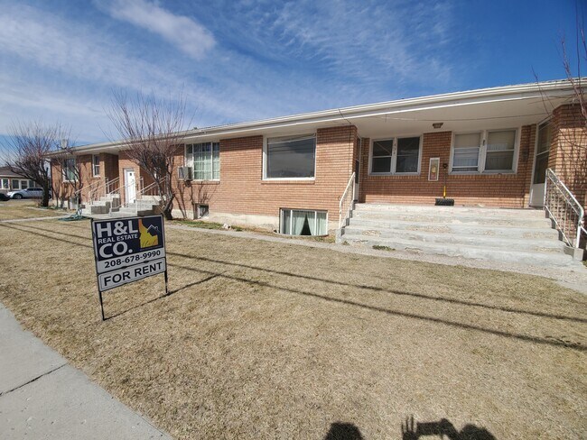 Primary Photo - Burton 6-Plex