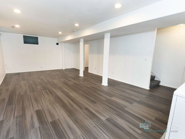Building Photo - West Linn Single Family 3 Bd/2.5 Bth w/ Ba...