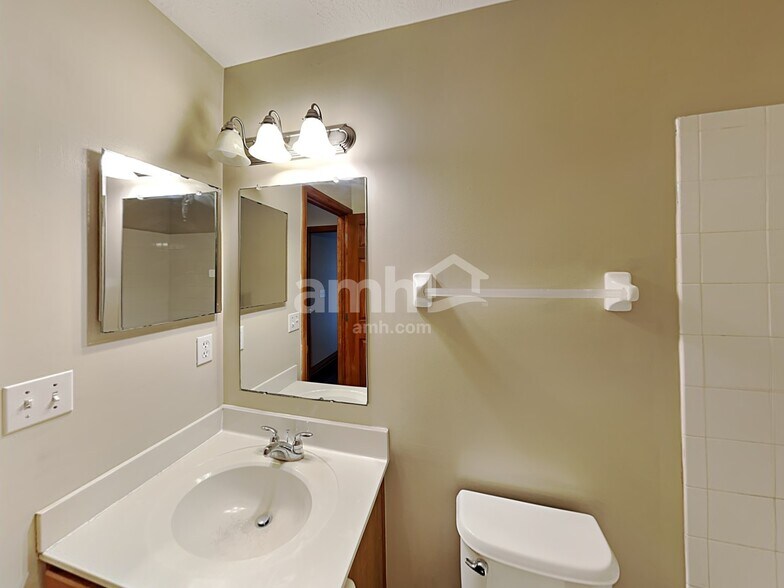 Building Photo - 811 Corylus Dr SW