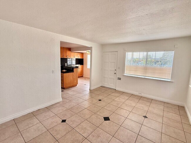 Building Photo - Spacious 4 Bedroom, 3 Bathroom Home with Driveway