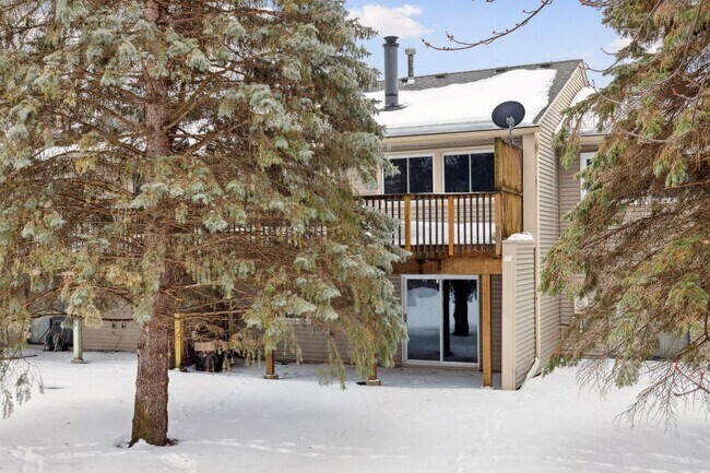 Building Photo - Lovely 4BR 2BA Townhome in Coon Rapids