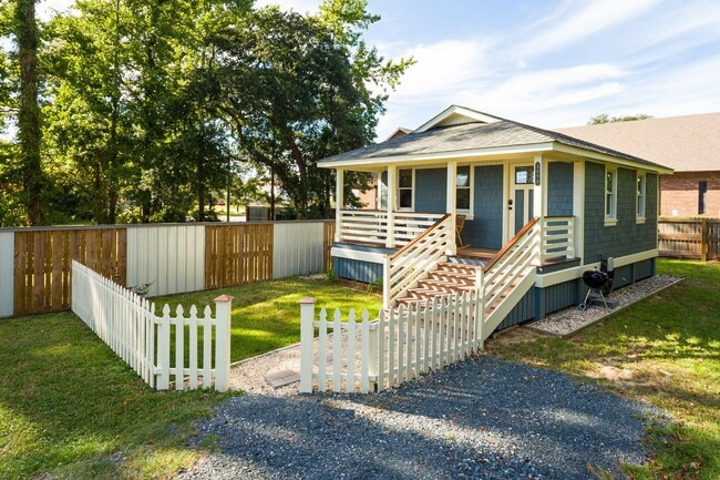 Building Photo - Adorable cottage for rent! Utilities included