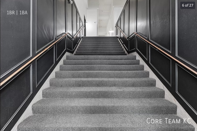 Building Photo - 320 W 7th St