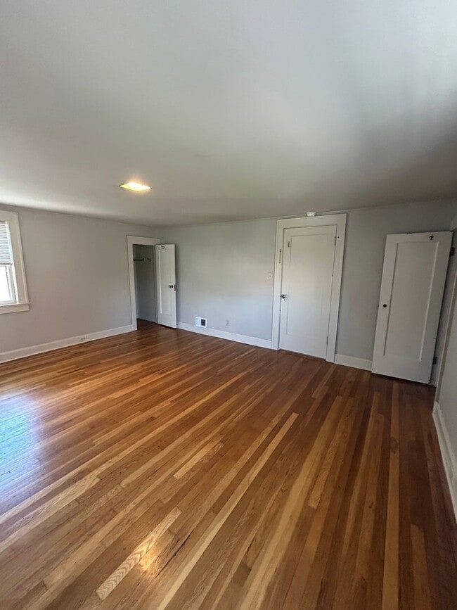 Building Photo - Charming 3-Bed Near UMKC – Hardwood Floors...