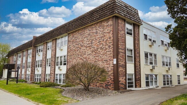 Building Photo - 2216 Pleasant Ave