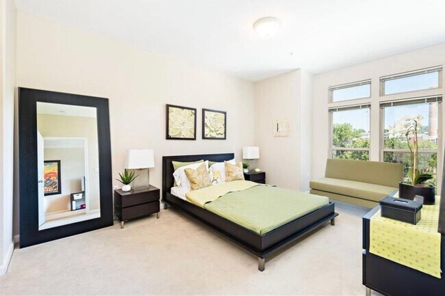 Building Photo - 903 Providence Pl