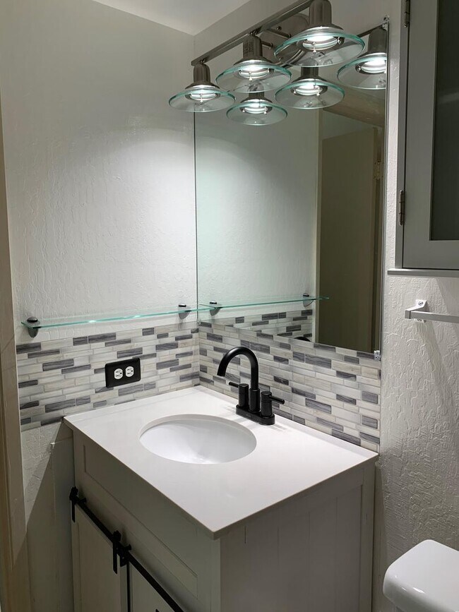 Building Photo - Central location 1 bedroom/1 bathroom with ocean view