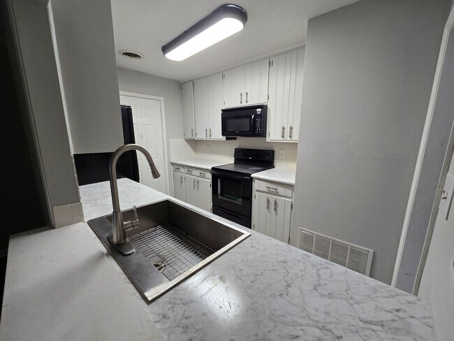 Building Photo - Living Room & Den in Dalraida