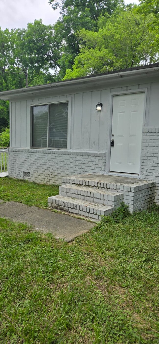 Building Photo - 533 Branham Ave SW