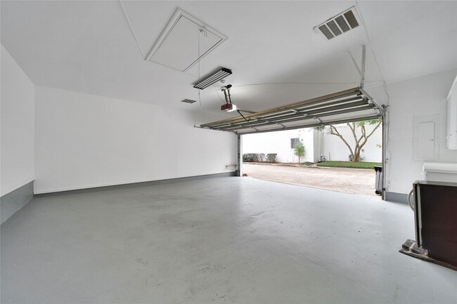 Building Photo - 33 River Hollow Ln