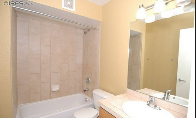 Building Photo - Modern 3 Bed/2.5 Bath Condo Available Augu...