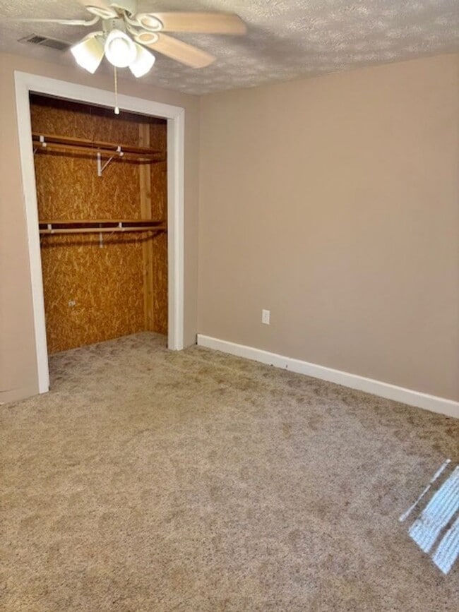 Building Photo - 3 Bedroom, 2 Bath home.